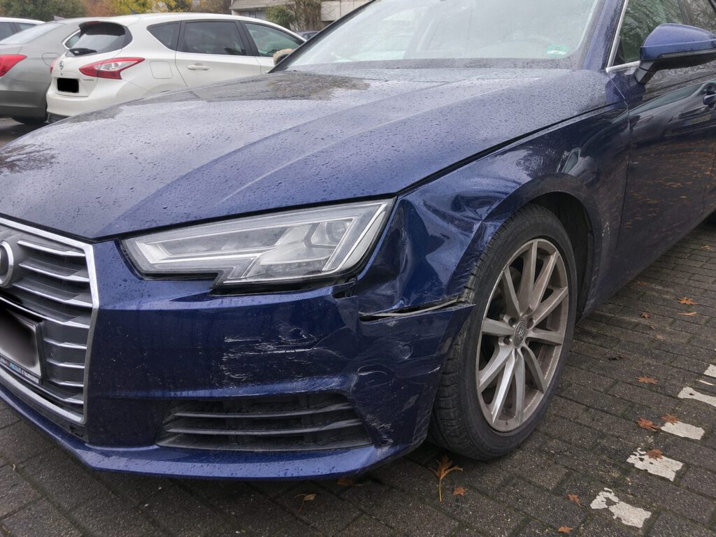 Fahrzeuglackierung und Reparatur in Dresden - Unfallfahrzeug in der Werkstatt – Karosserieschaden wird instand gesetzt
